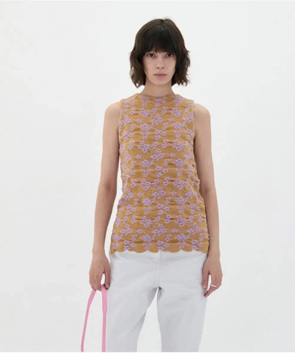 로우클래식 FLORAL EMBROIDERY KNIT SLEEVELESS